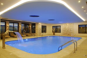 Seasonal outdoor pool, pool umbrellas, sun loungers - Cactus Beach Hotel (Hersonissos)