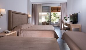 Habitación familiar, 1 habitación | Ropa de cama de alta calidad, caja fuerte, decoración individual