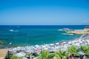 Playa en los alrededores, camastros y sombrillas