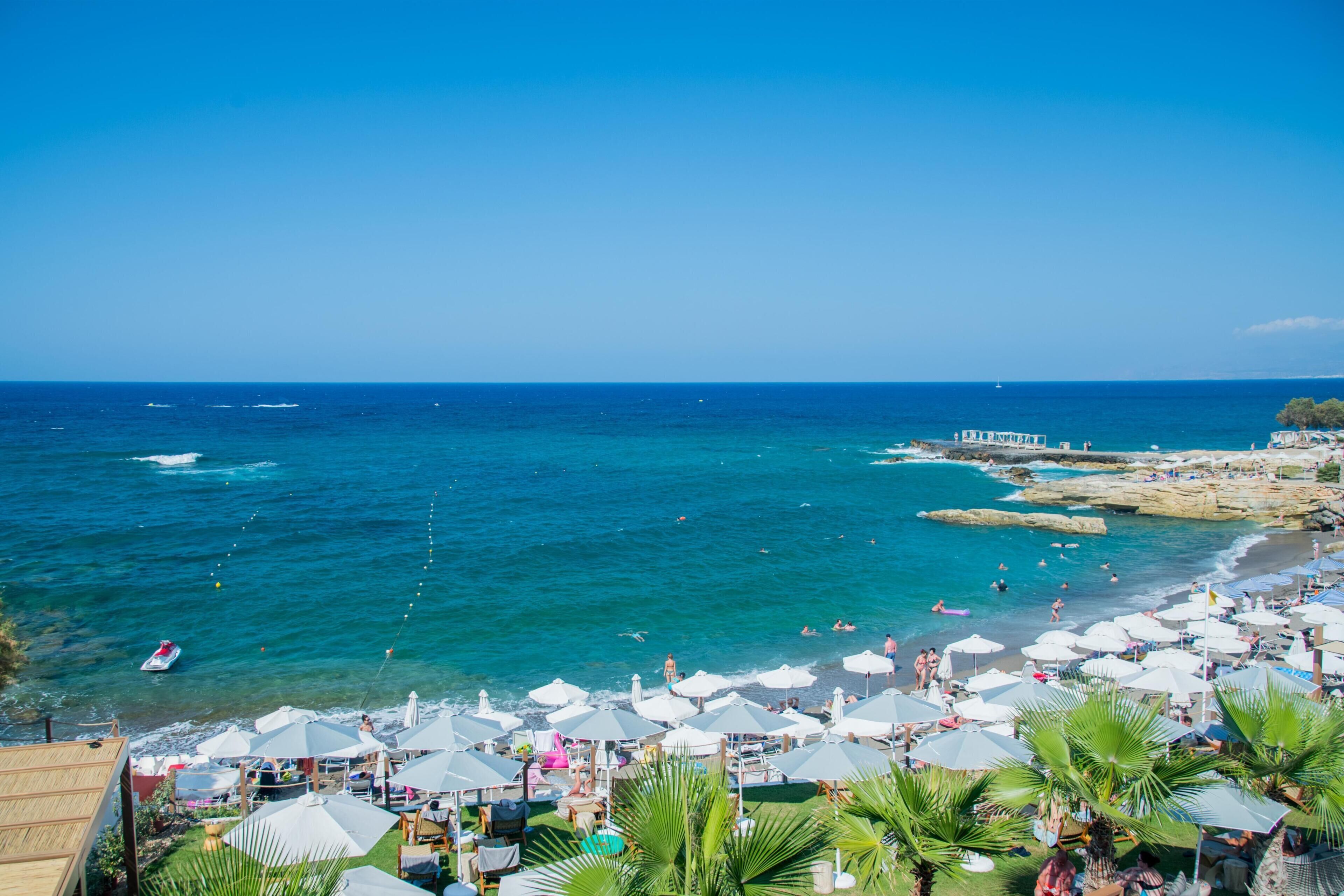 Playa en los alrededores, camastros y sombrillas 