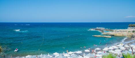 Plage à proximité, chaises longues, parasols