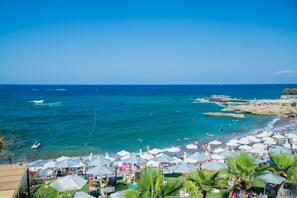 ビーチの近く、サンラウンジャー、ビーチパラソル