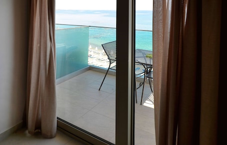 Double Room, Sea View | Blackout drapes, free WiFi