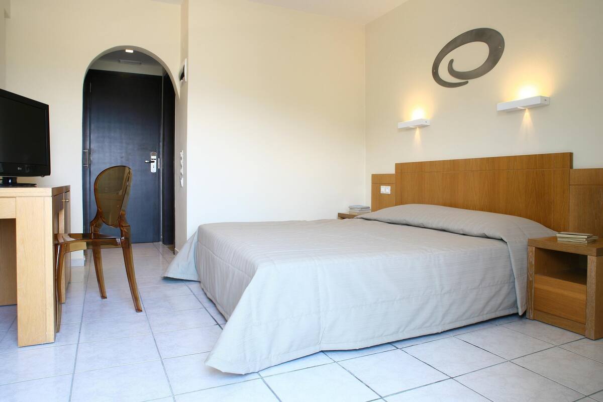 Blackout drapes, free WiFi