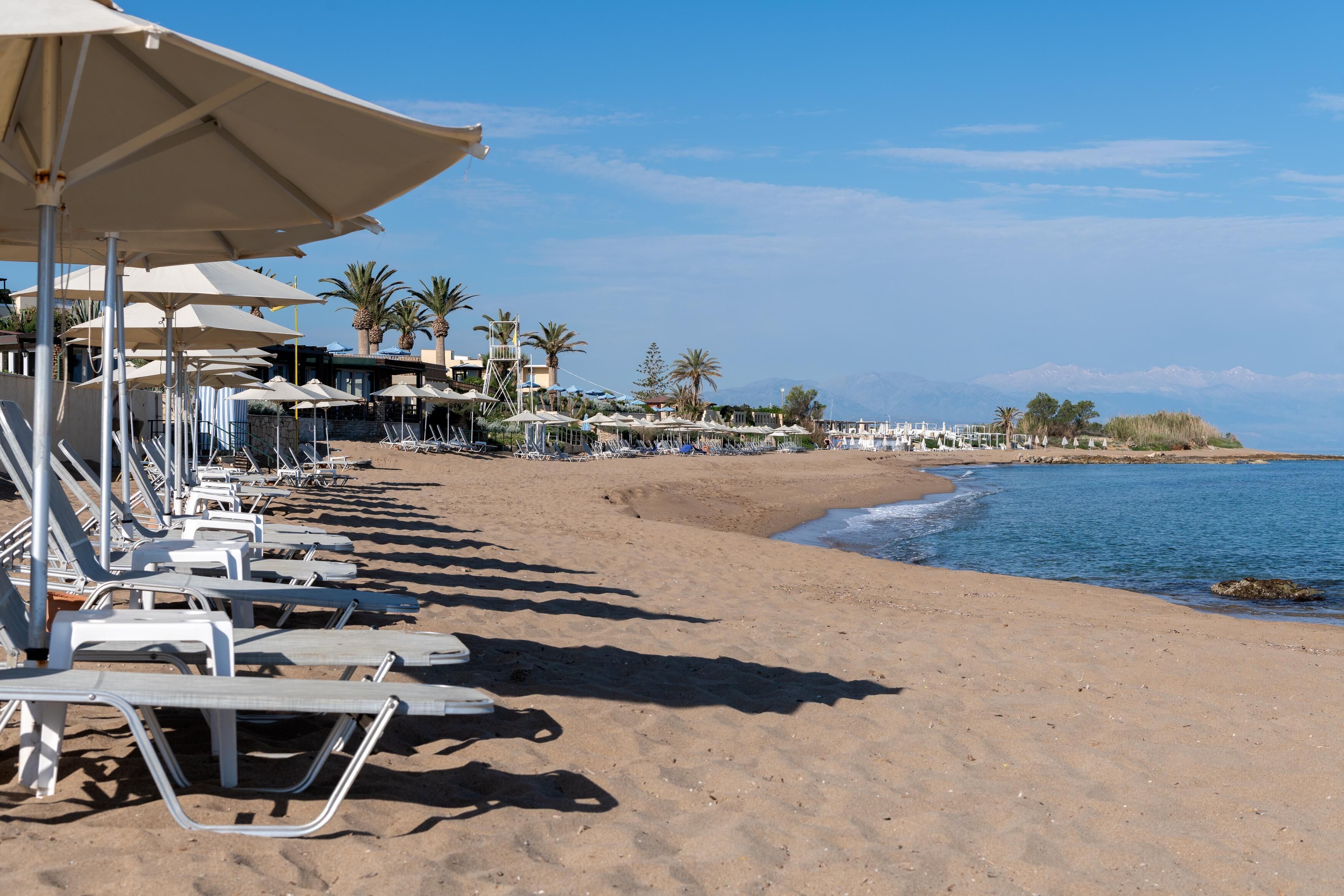 En la playa, camastros, sombrillas y toallas de playa 