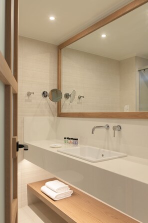Standaard kamer, uitzicht op zee | Badkamer | Een douche, designer toiletartikelen, een haardroger, badjassen