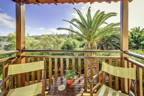 Standard twin/double room garden view | Pemandangan balkoni