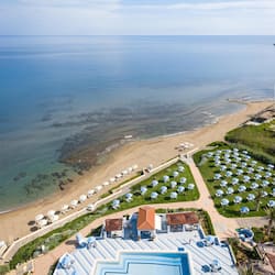 Sulla spiaggia, lettini da mare, ombrelloni, teli da spiaggia