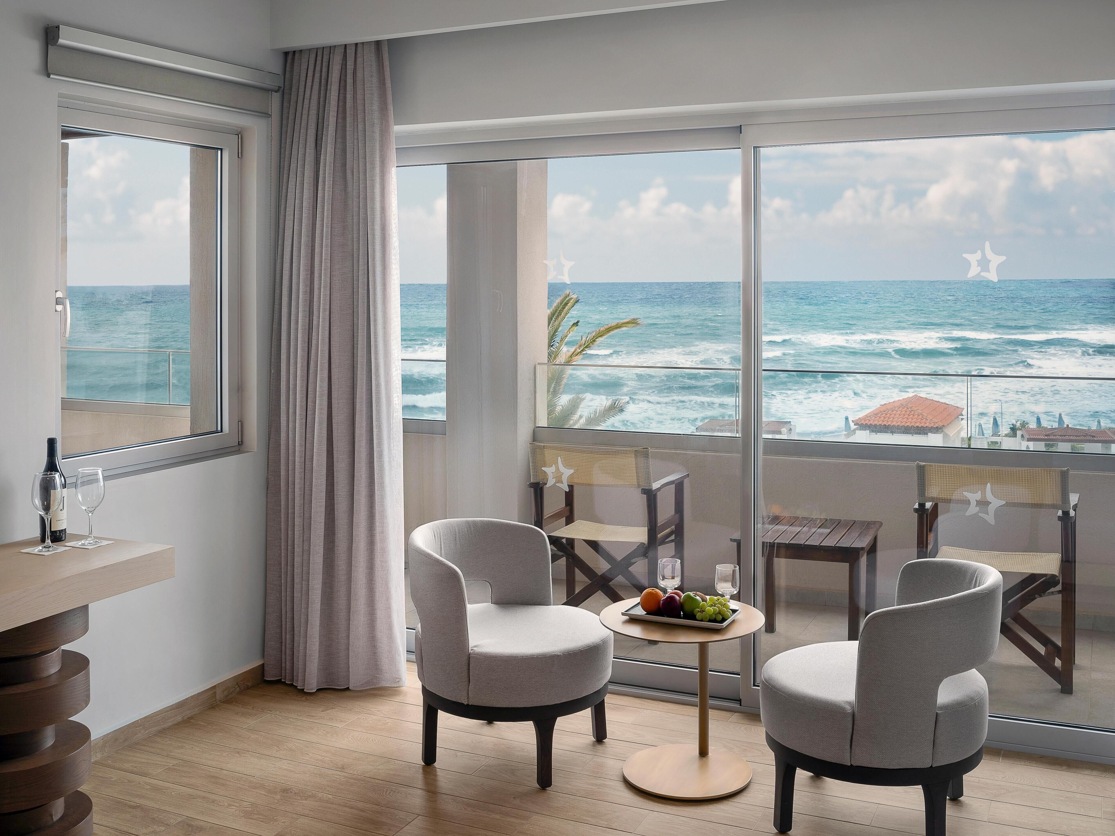 Suite Sea View with Hot Tub | Caja fuerte, escritorio, cortinas opacas y sistema de insonorización