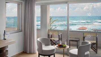 Suite Sea View with Hot Tub | In-room safe, desk, blackout curtains, soundproofing