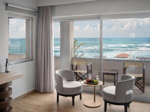 Suite Sea View with Hot Tub | Tallelokero huoneessa, työpöytä, pimennysverhot, äänieristys