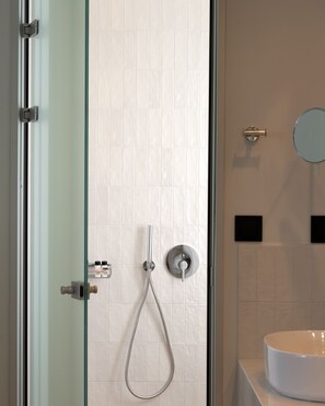 Premium suite | Badkamer | Een douche, designer toiletartikelen, een haardroger, badjassen