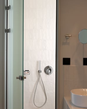 Suite Sea View with Hot Tub | Bagno | Doccia, set di cortesia firmato, asciugacapelli, accappatoio