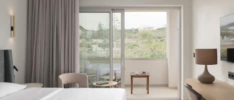 Standard twin/double room garden view | Coffres-forts dans les chambres, bureau, rideaux occultants