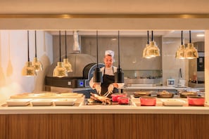 2 restaurants, breakfast, lunch, dinner served; Greek cuisine
