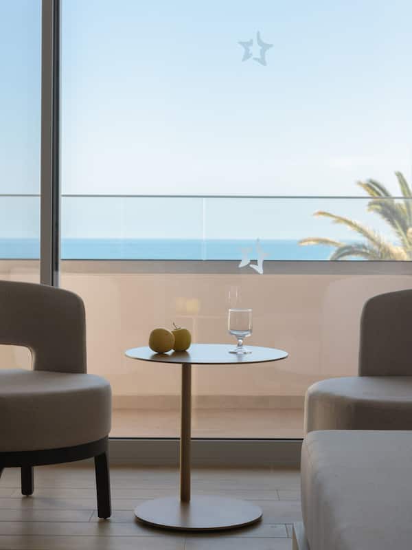 Suite Sea View with Hot Tub | Area soggiorno | TV a schermo piatto 50 pollici con canali satellitari, TV