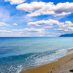 Trên bãi biển, ghế dài tắm nắng, dù trên bãi biển, khăn tắm biển