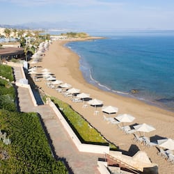 Sulla spiaggia, lettini da mare, ombrelloni, teli da spiaggia