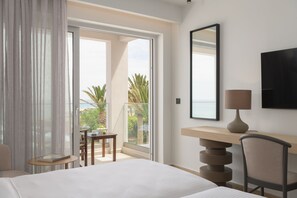 Standaard kamer, uitzicht op zee | 1 slaapkamer, een kluis op de kamer, een bureau
