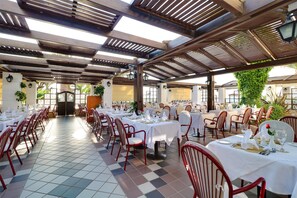 2 restaurants, breakfast, lunch, dinner served; Greek cuisine 