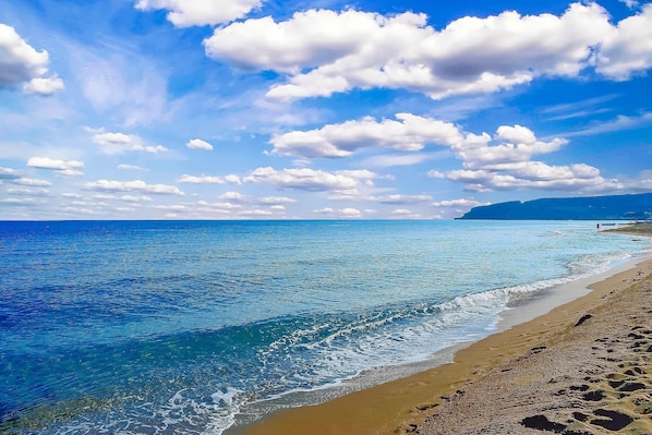 A beach with clear blue water and a sandy shore. - Creta Royal - Adults only (Rethymno)