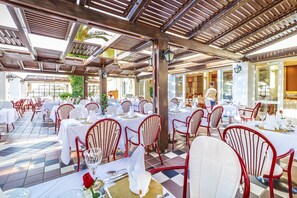 2 restaurants, serveren ontbijt, lunch, diner, Griekse gerechten