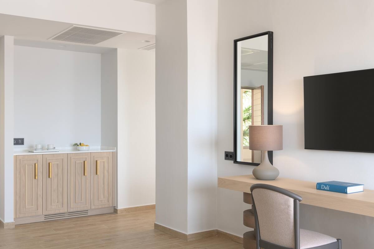 Suite Sea View with Hot Tub | Cofres nos quartos, escrivaninha, cortinas blackout