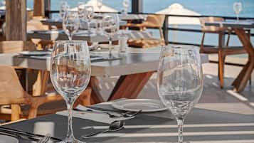 2 restaurantes, se sirven desayunos, comidas, cenas y cocina griega