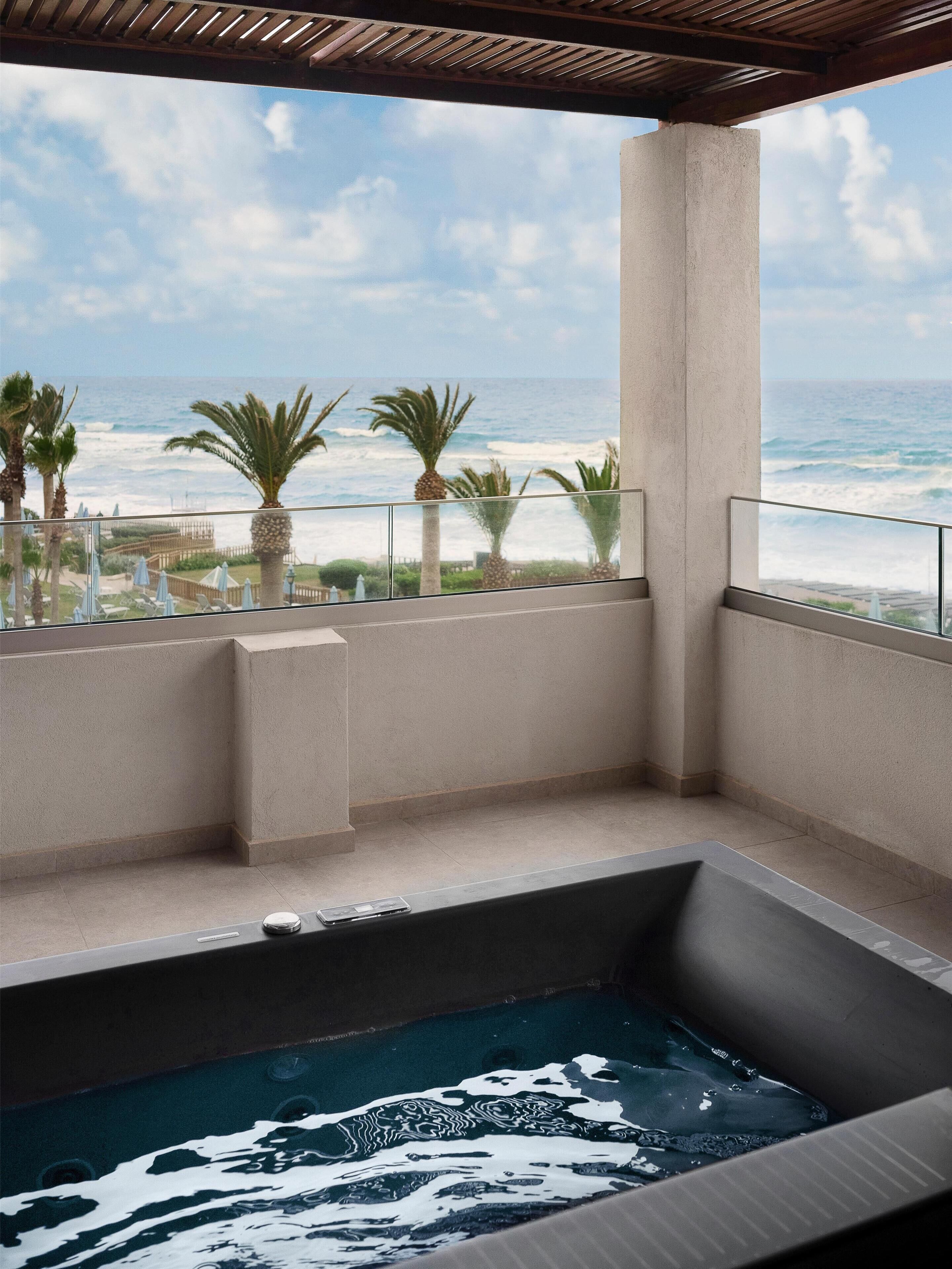 Suite Sea View with Hot Tub | In-room safe, desk, blackout drapes, soundproofing