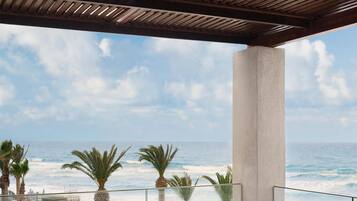 Suite Sea View with Hot Tub | In-room safe, desk, blackout drapes, soundproofing