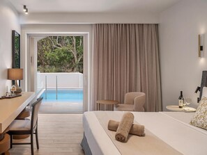 Superior Double Room with Private Pool | Värdeförvaringsskåp på rummet, skrivbord och mörkläggningsgardiner
