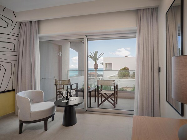Habitación estándar, vista parcial al mar | Caja de seguridad en la habitación, escritorio y cortinas blackout 