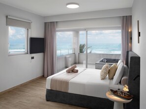 Suite Sea View with Hot Tub | Caja de seguridad en la habitación, escritorio y cortinas blackout 