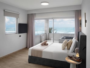 Suite Sea View with Hot Tub | In-room safe, desk, blackout curtains, soundproofing