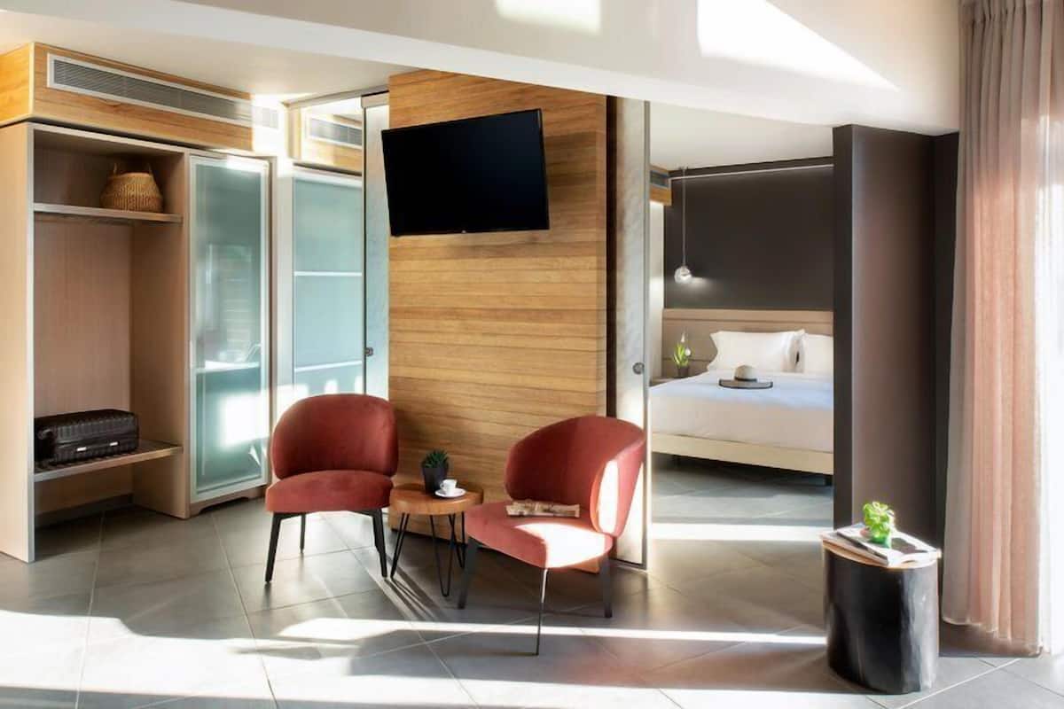 Suite familiar, piscina privada | Minibar, caja fuerte, escritorio y cortinas opacas