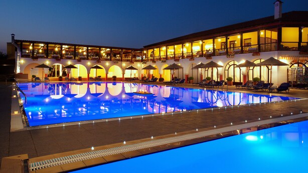 Outdoor pool, pool umbrellas, sun loungers - Blue Dolphin Hotel (Polygyros)