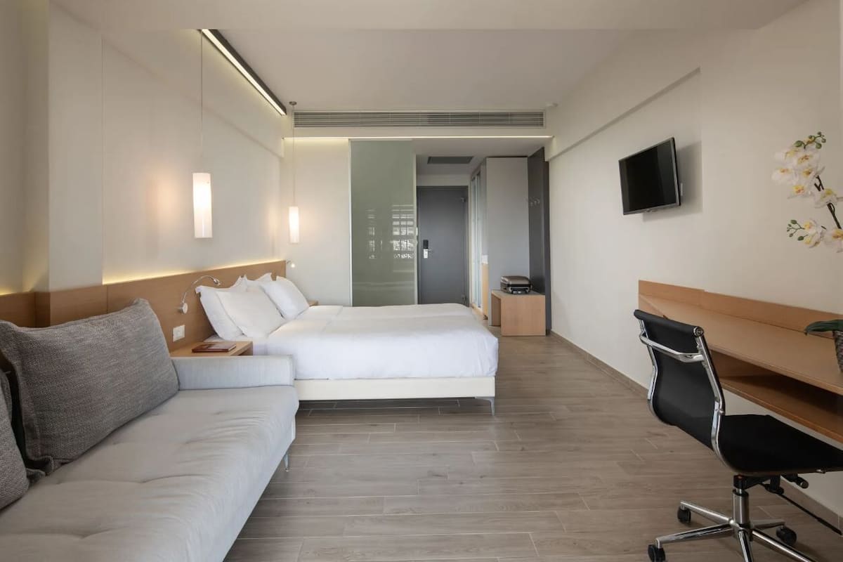 Minibar, coffres-forts dans les chambres, bureau, rideaux occultants