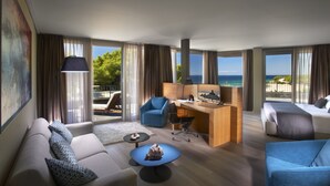 Deluxe Suite | Living area | TV - Blue Dolphin Hotel (Polygyros)