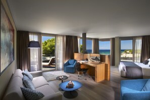 Deluxe Suite | Living area | TV