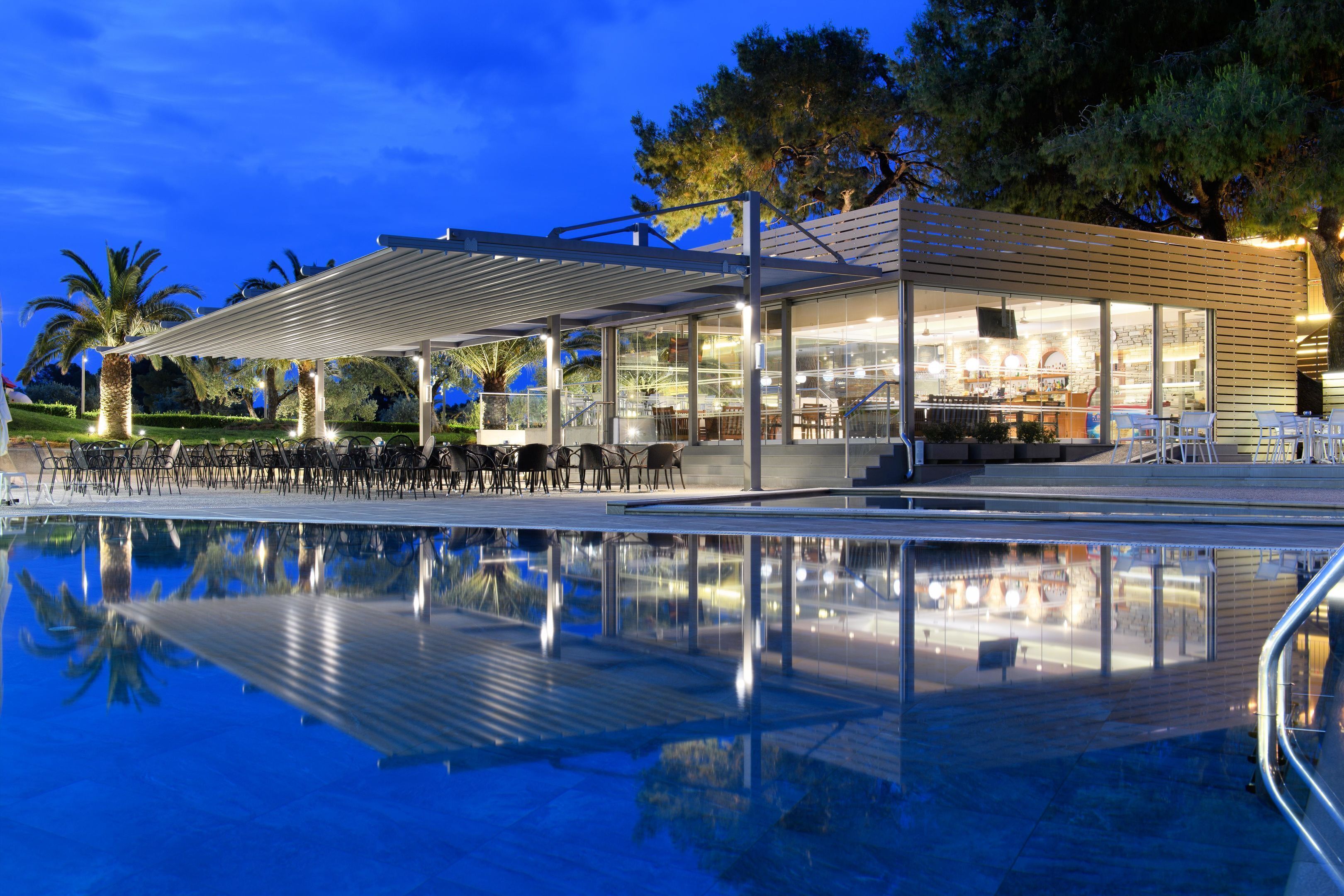 Outdoor pool, pool umbrellas, sun loungers