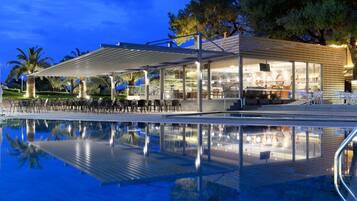 Outdoor pool, pool umbrellas, sun loungers