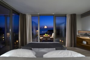 Suite Deluxe | Minibar, caja fuerte, escritorio y cortinas opacas