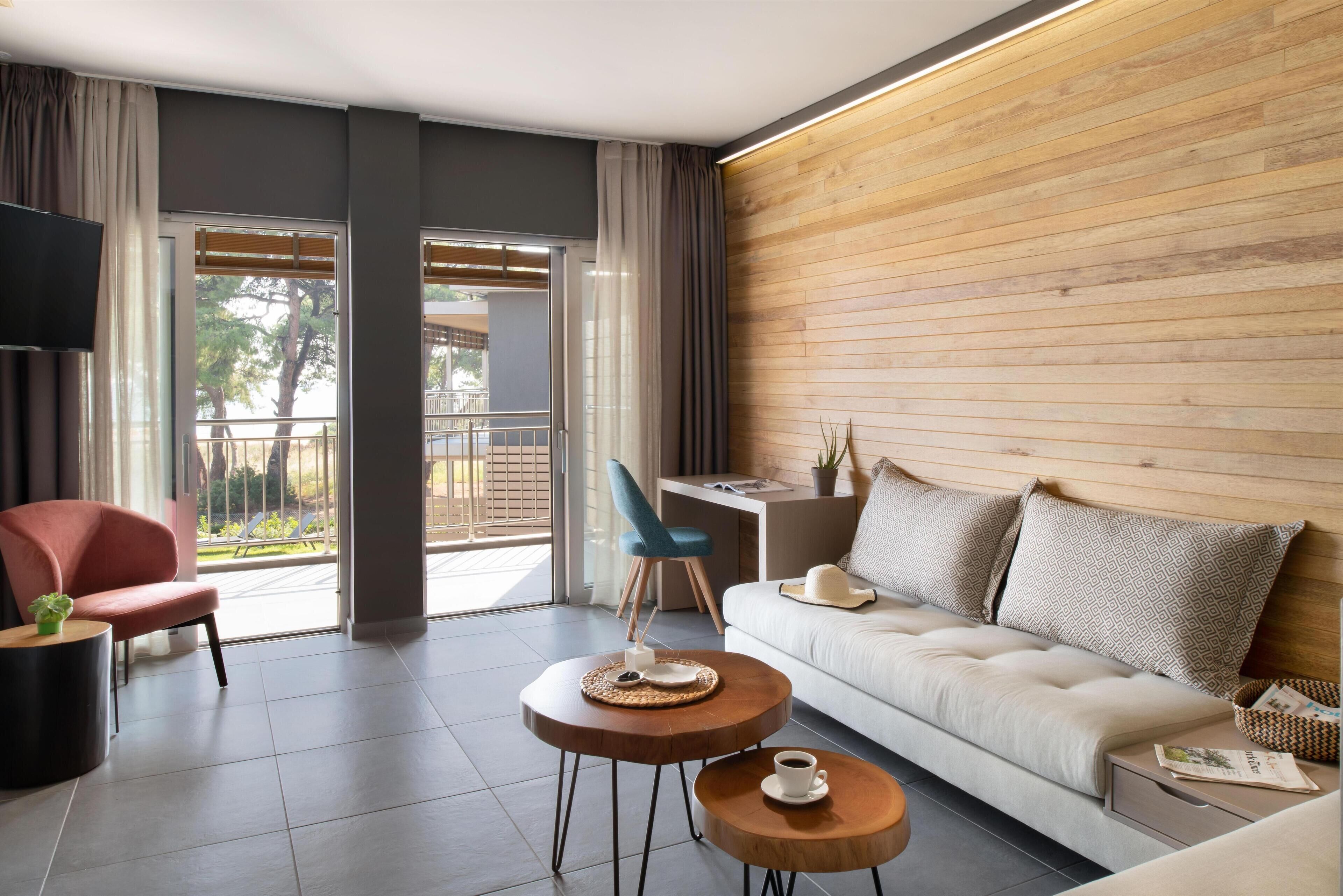 Minibar, coffres-forts dans les chambres, bureau, rideaux occultants