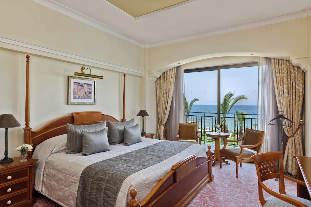 Suite (Queen Verenikis) | Hypo-allergenic bedding, down comforters, minibar, in-room safe
