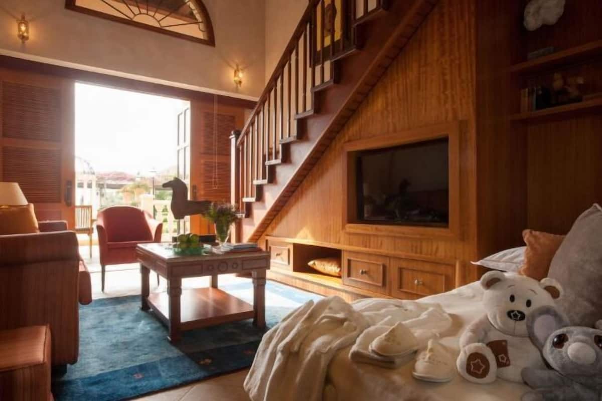 1 bedroom, hypo-allergenic bedding, down duvets, minibar