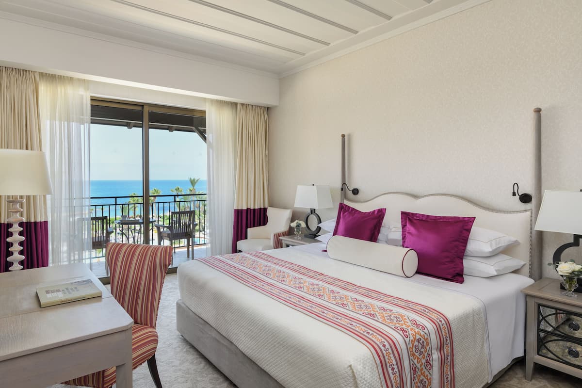 Deluxe Sea View Suite | Hypo-allergenic bedding, down comforters, minibar, in-room safe