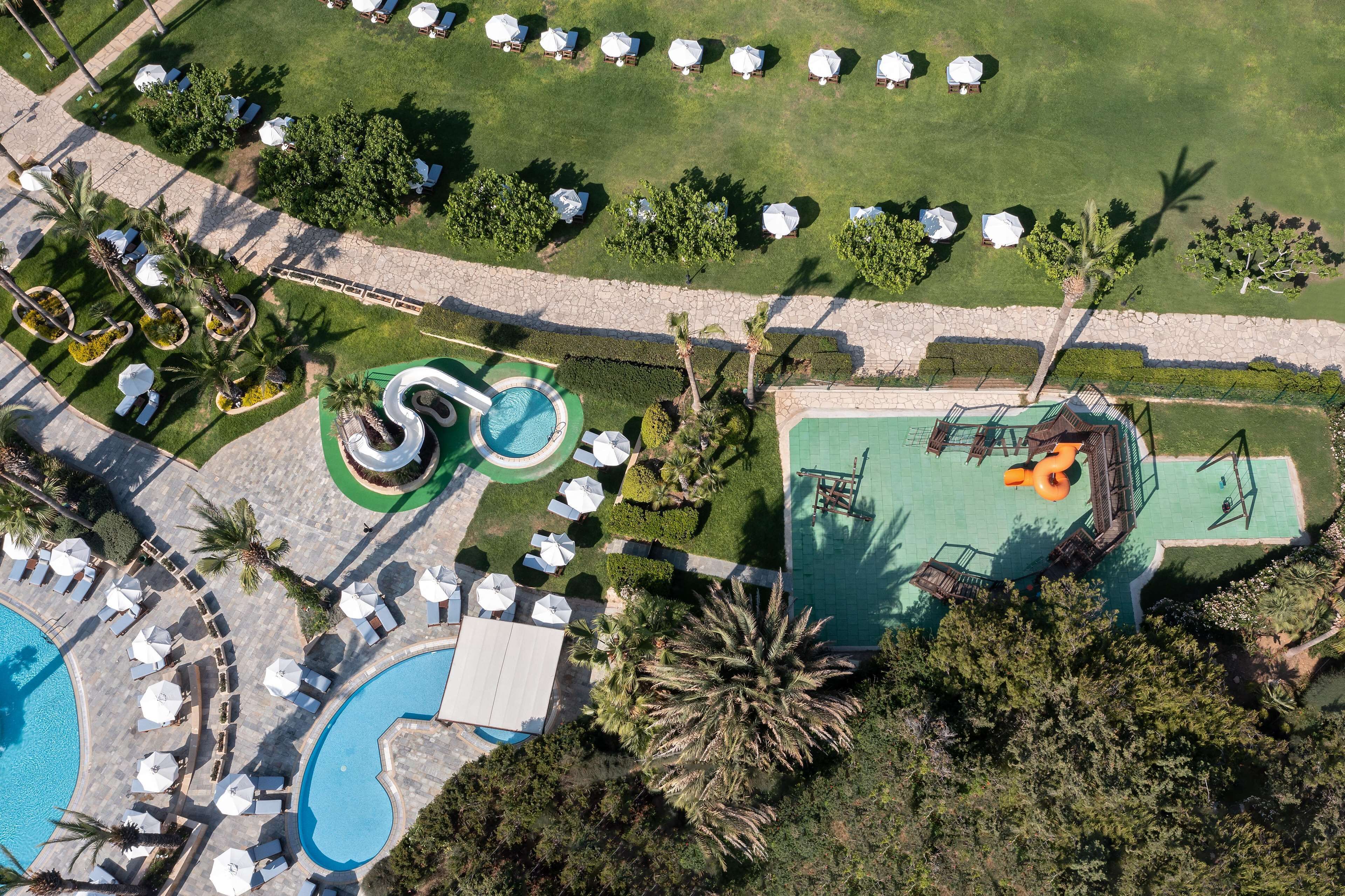 Indendørs pool, 2 udendørs pools, liggestole