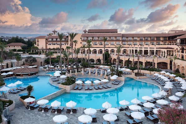 Sisäuima-allas, 2 ulkouima-allasta, aurinkotuoleja