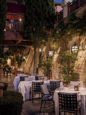 5 Restaurants; Frühstück, Mittagessen und Abendessen werden serviert