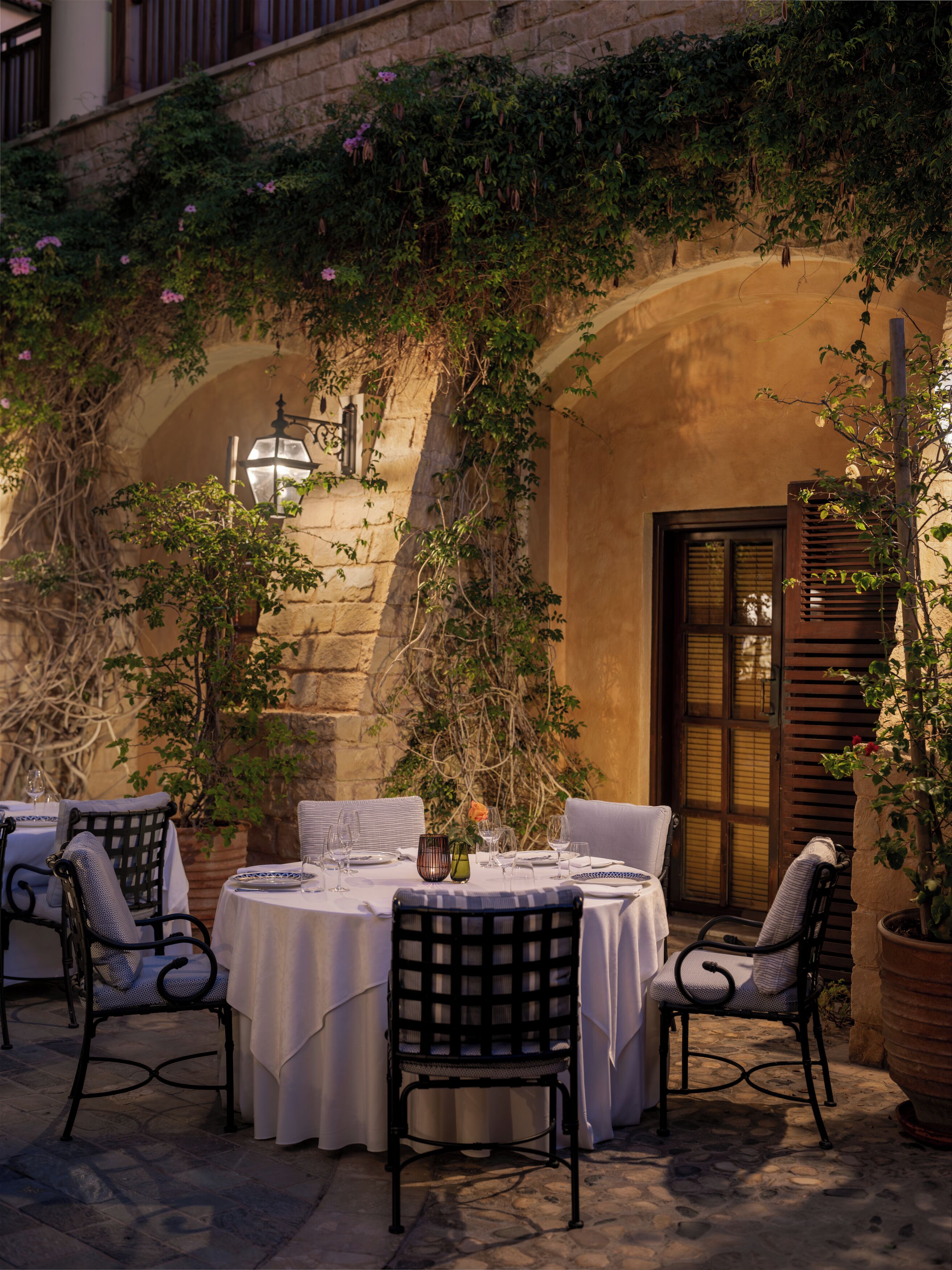 5 restaurants; breakfast, lunch, and dinner served